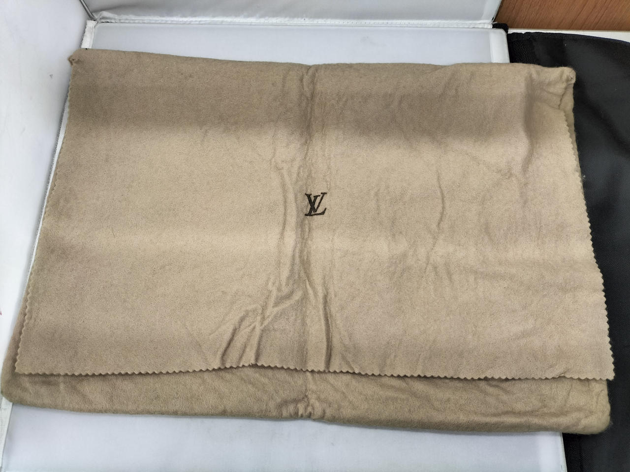 収納袋にシワがあります。