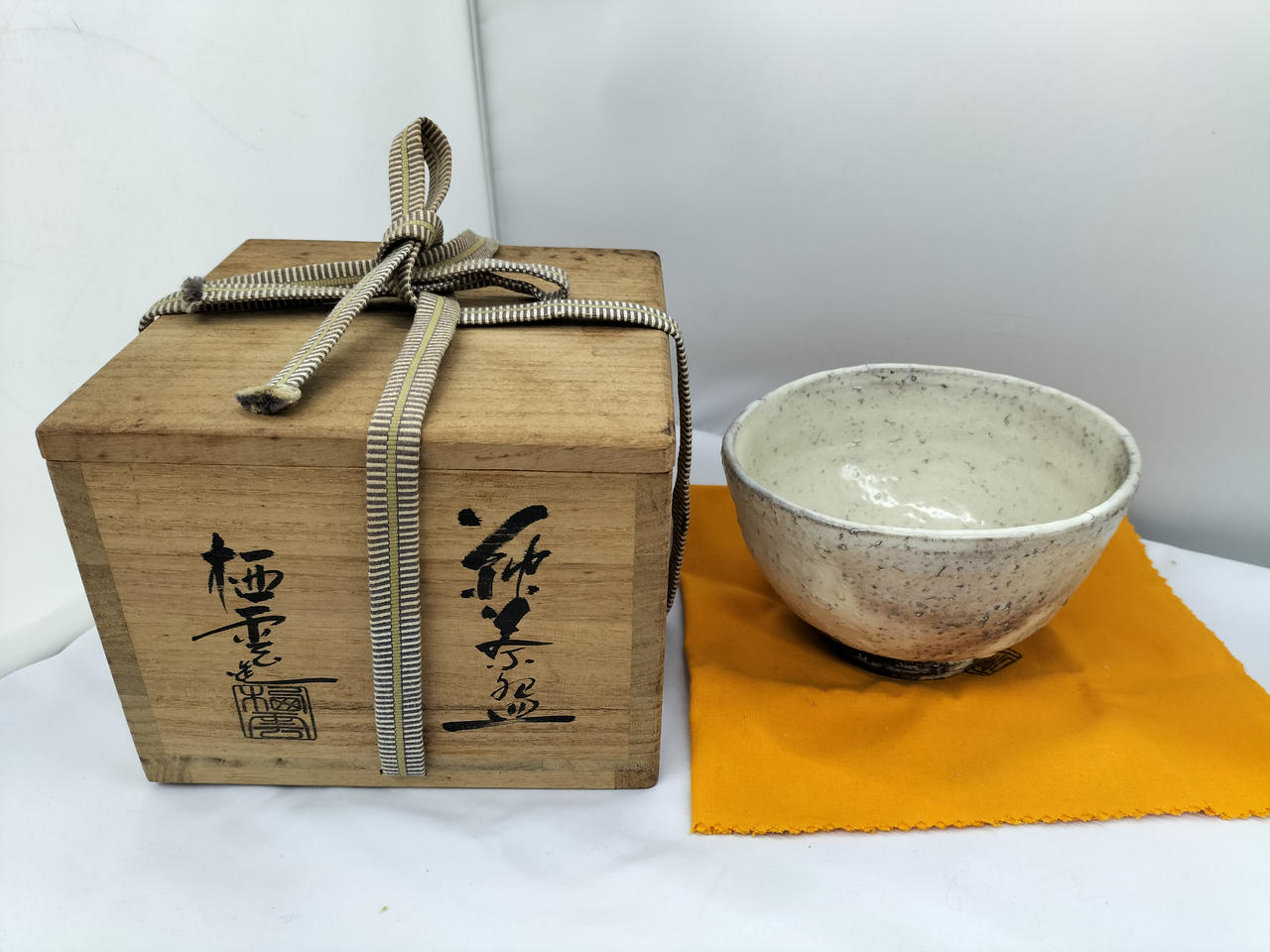 萩焼の抹茶碗、箱付きです。