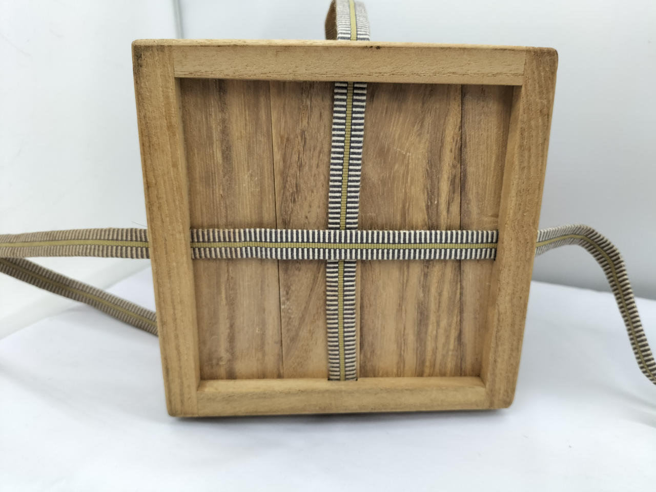 底面に紐が通してあります。