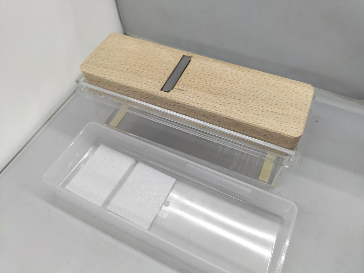 蓋を外した所（蓋の上の白いのは緩衝材）