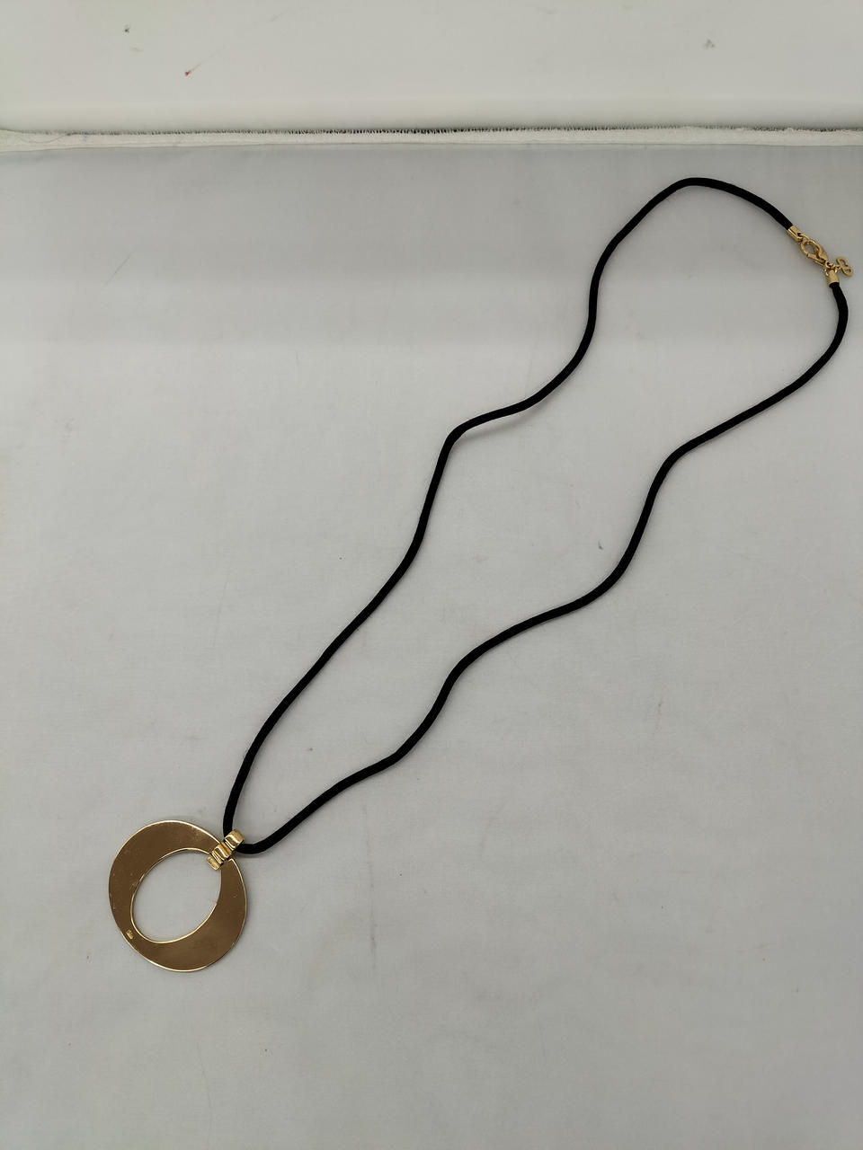 ガラスケースにて店舗販売しております