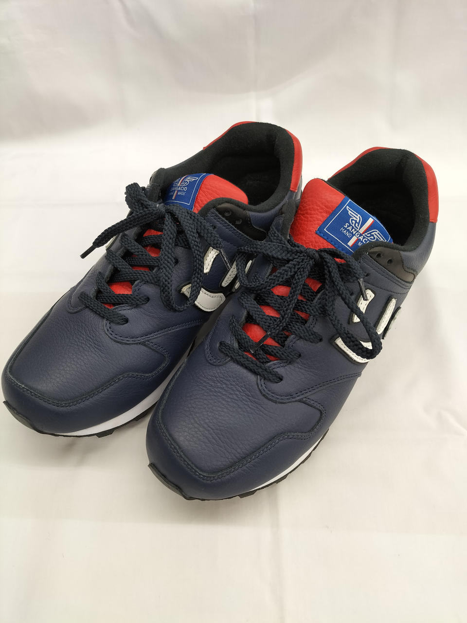 箱などの付属品はございません。