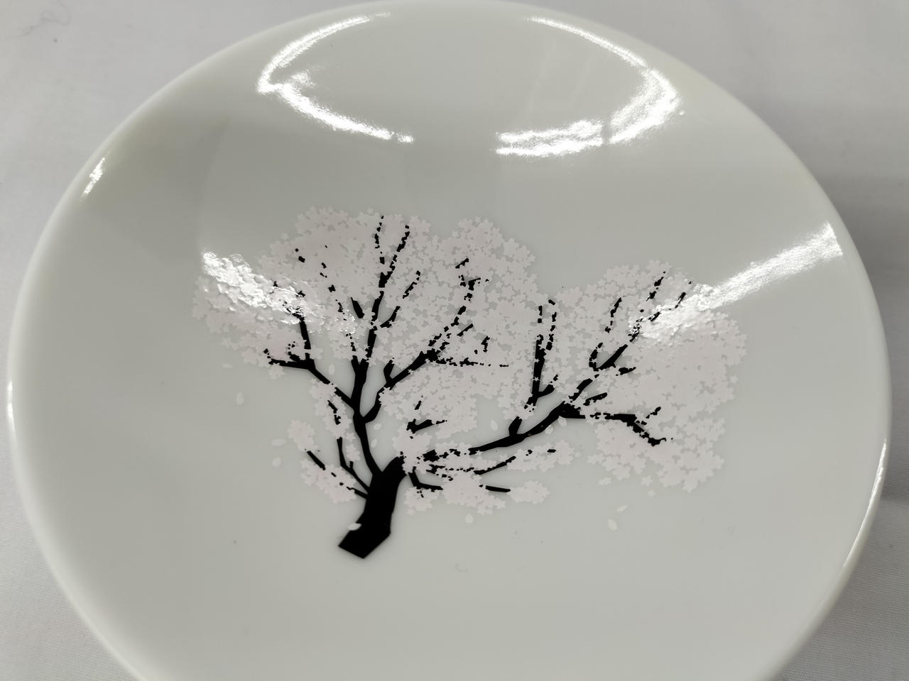 常温だと花びらはほぼ白です。