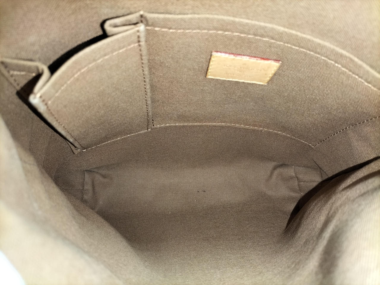 内側底部に黒い汚れあり