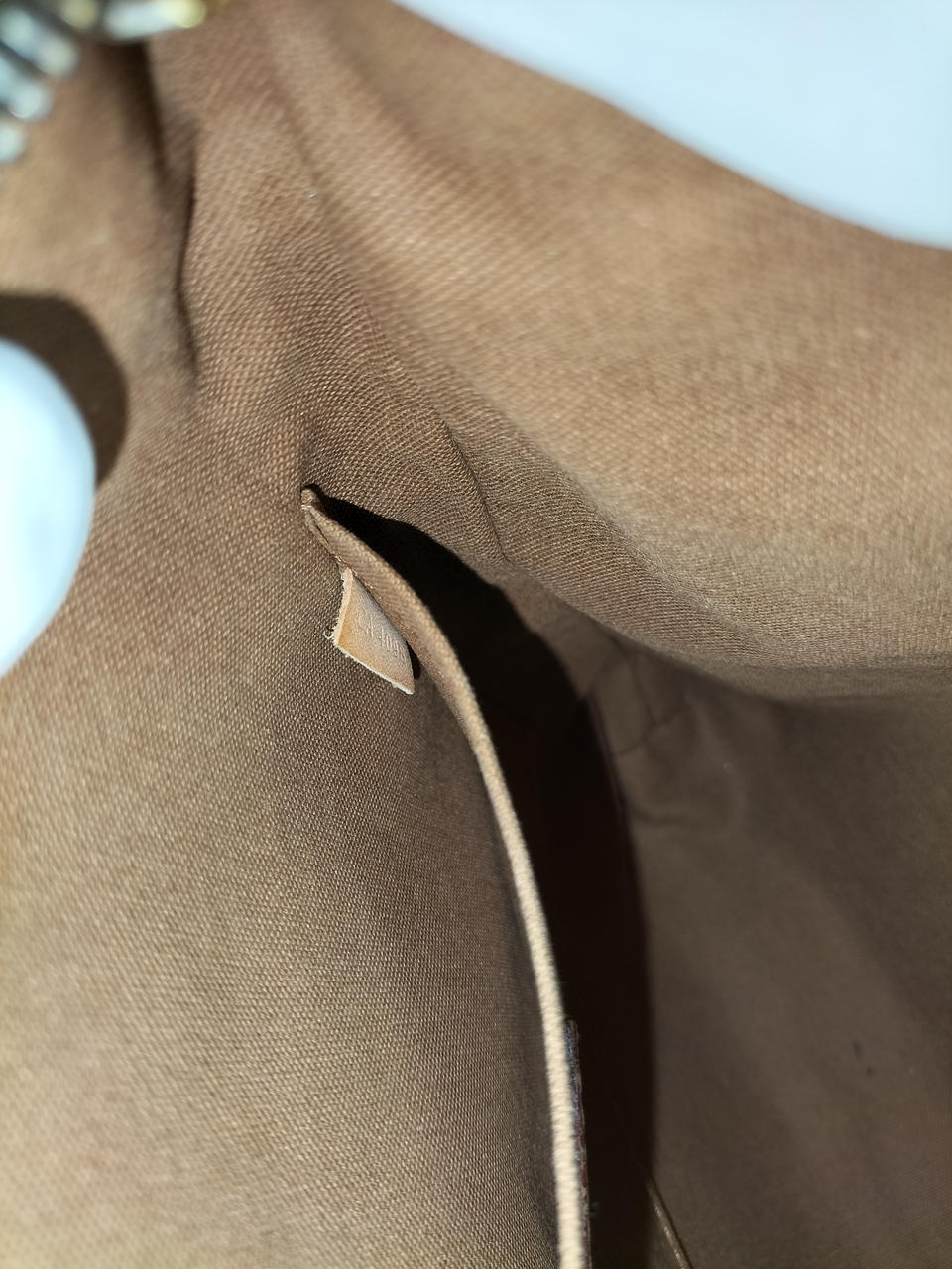 内側ポケットにタグあり