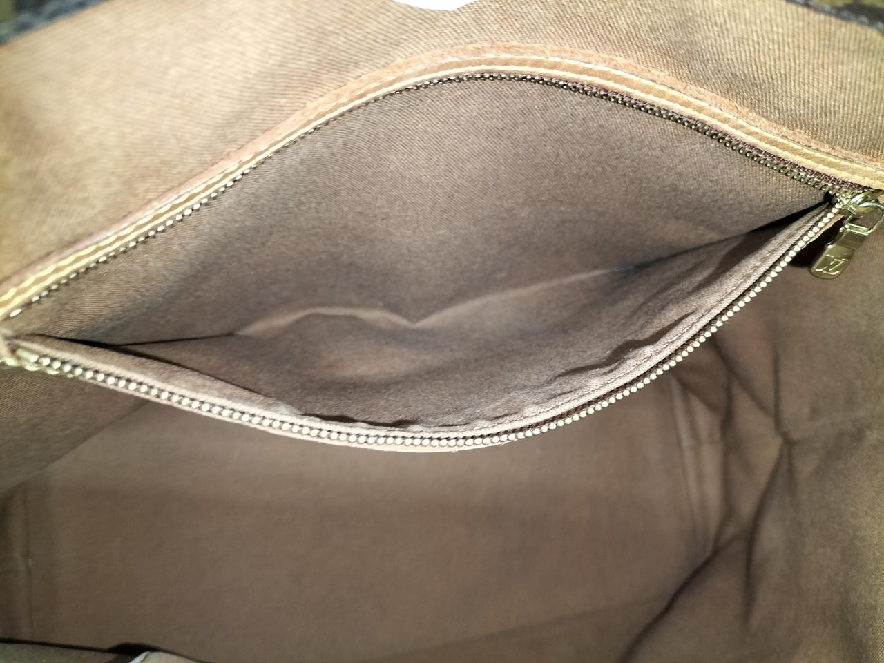 内側ポケット内部