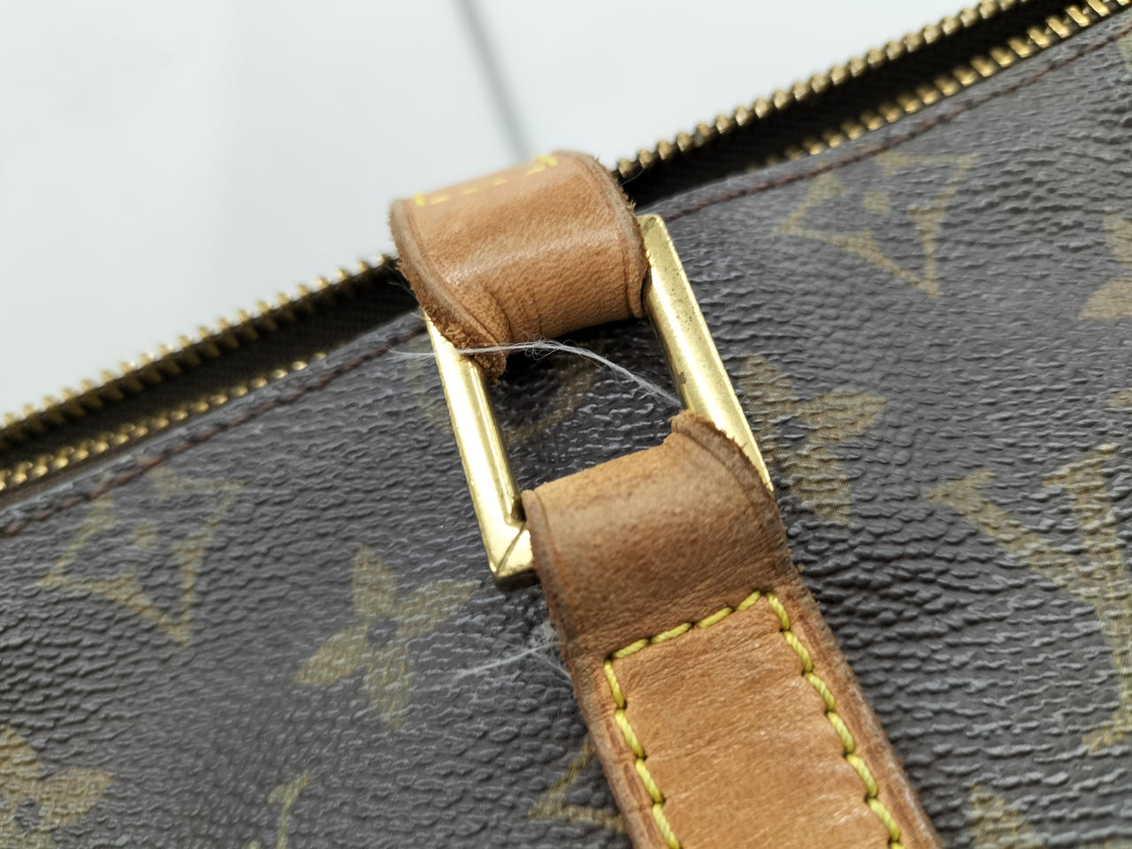 糸の飛び出しがあります。