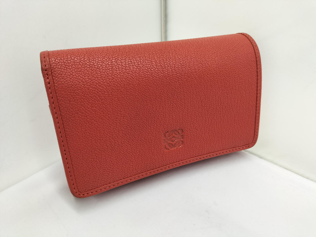 LOEWEの二つ折り財布です。