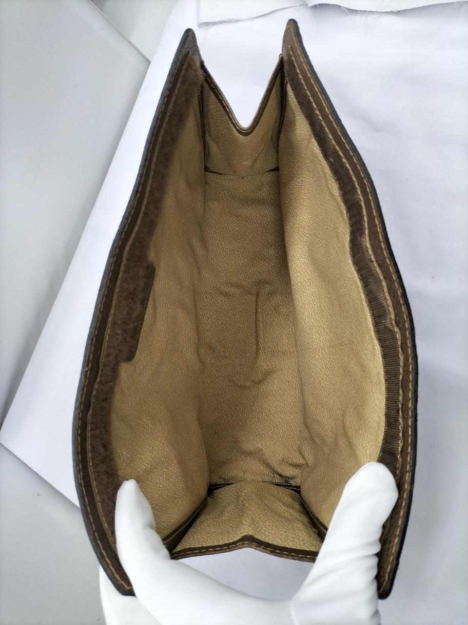 内側、マジックテープで閉じられてます。