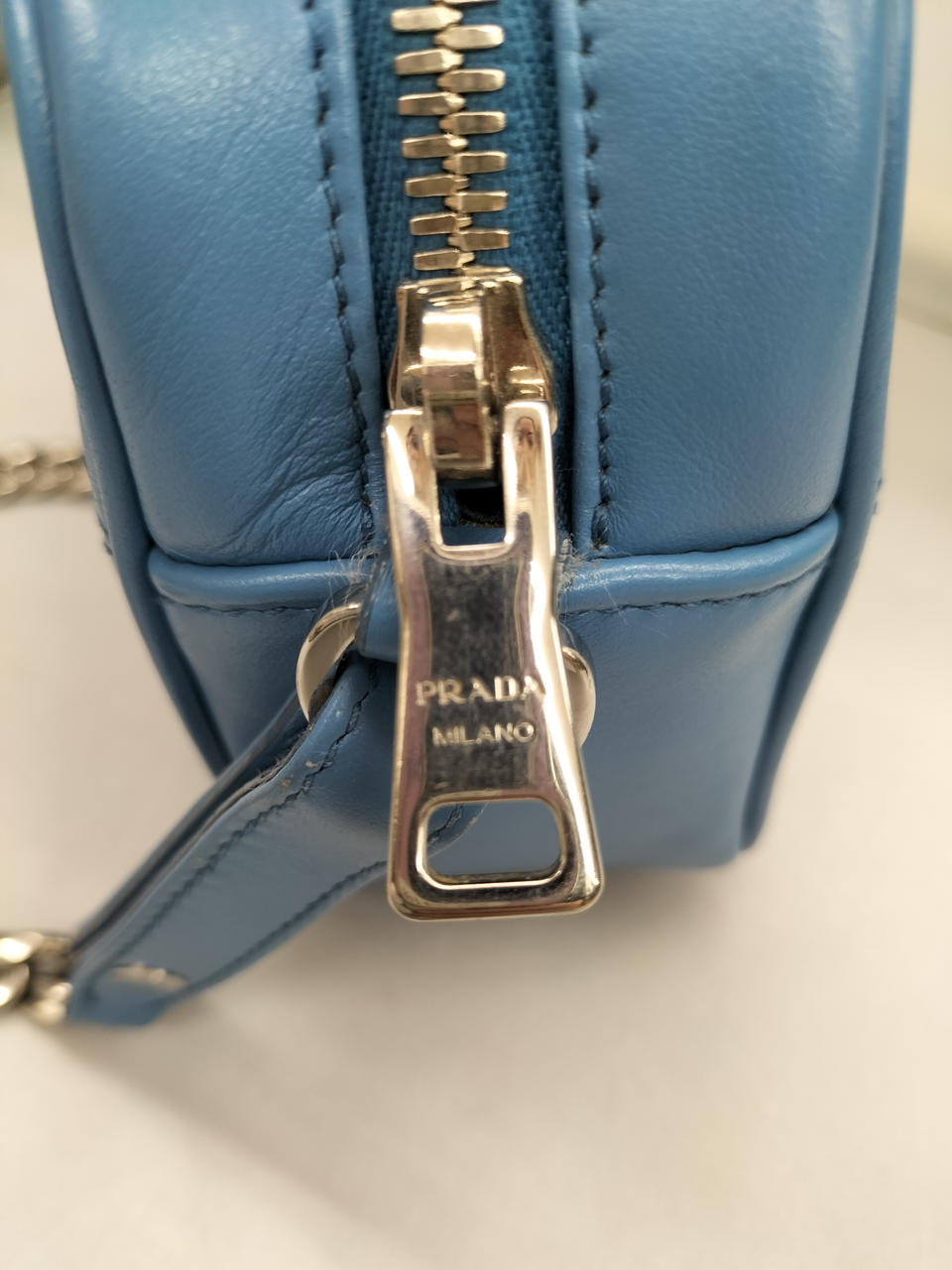 ジッパーにもロゴあり