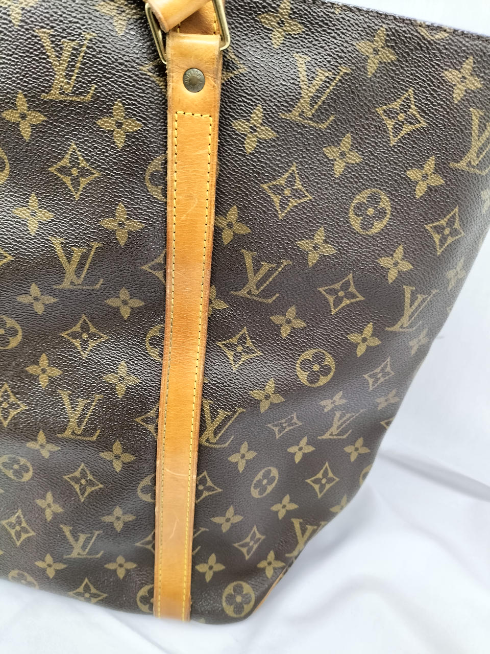 ヌメ革部分にキズあり