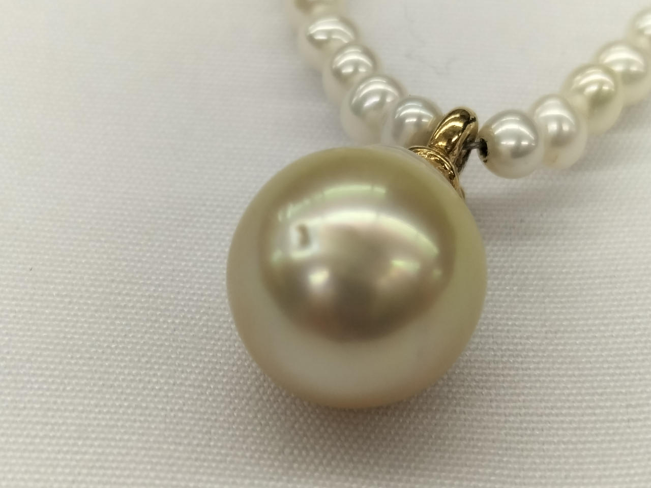 パールに凹みあり