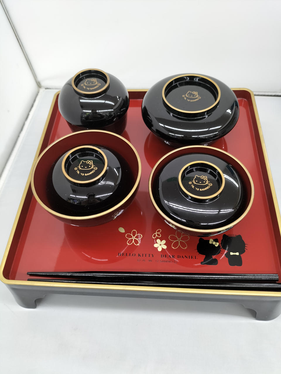 ハローキティのお食い初めセットです。