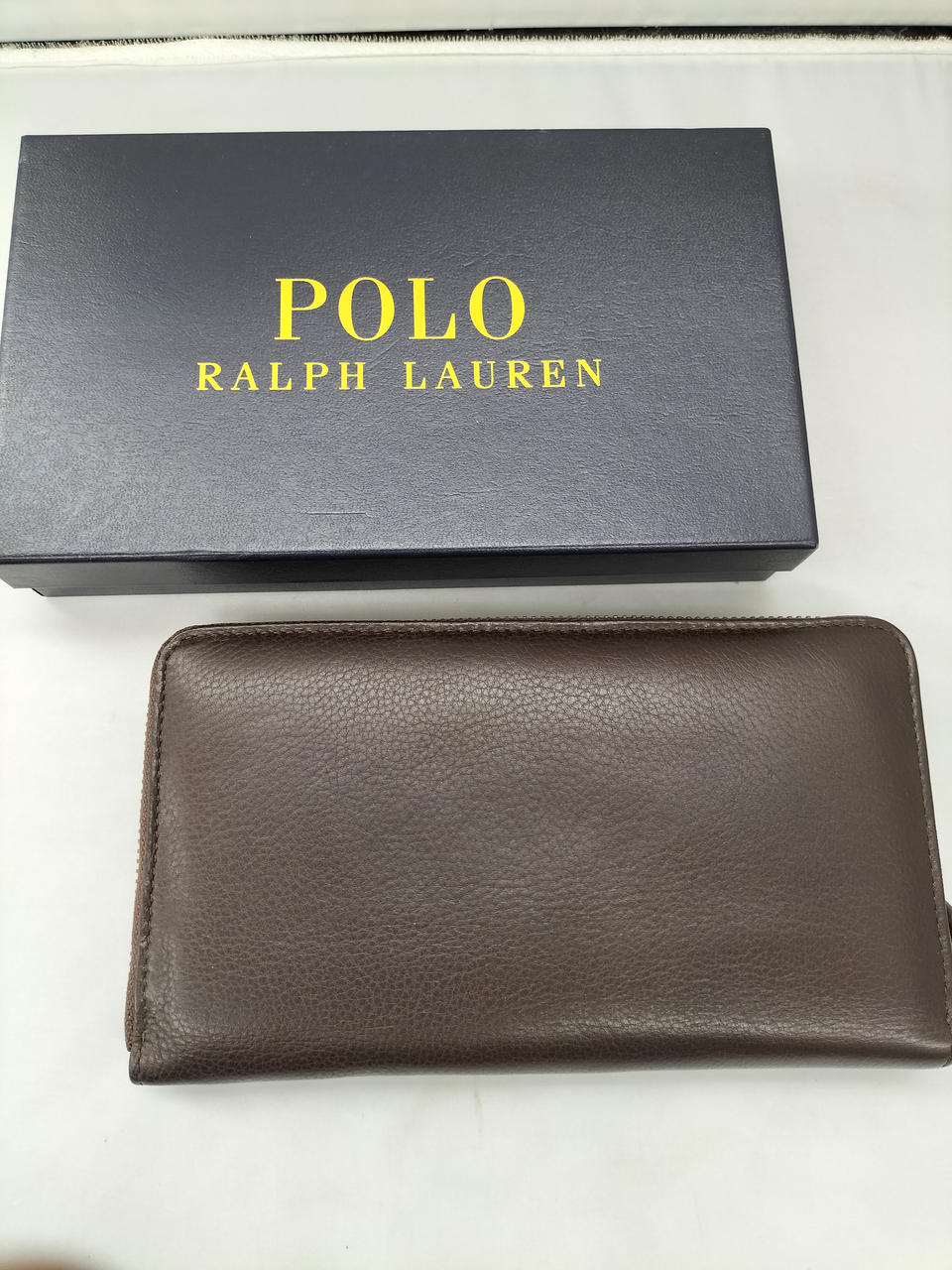 ガラスケースにて店舗販売しております。