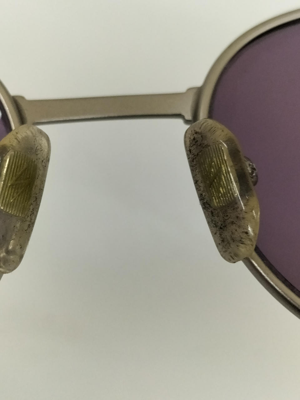 変色、汚れあり