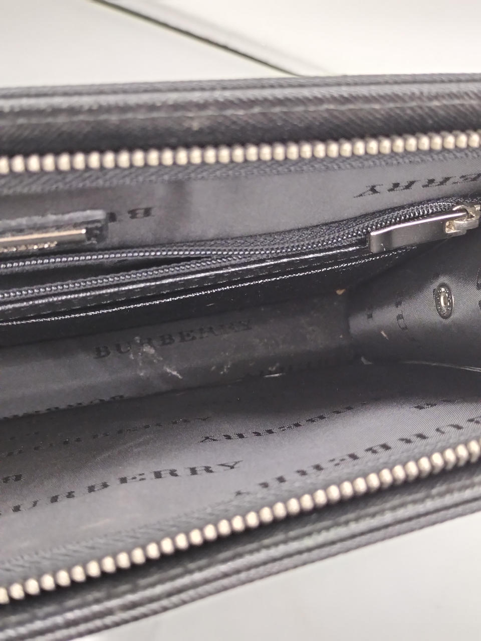 内側　汚れあり　
ベタつきはありません