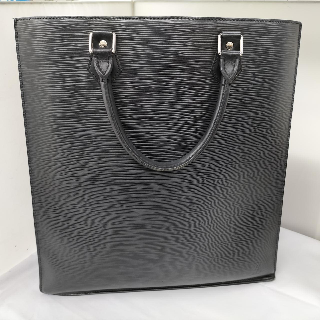 ややキズがありますが、使用感は少なめです