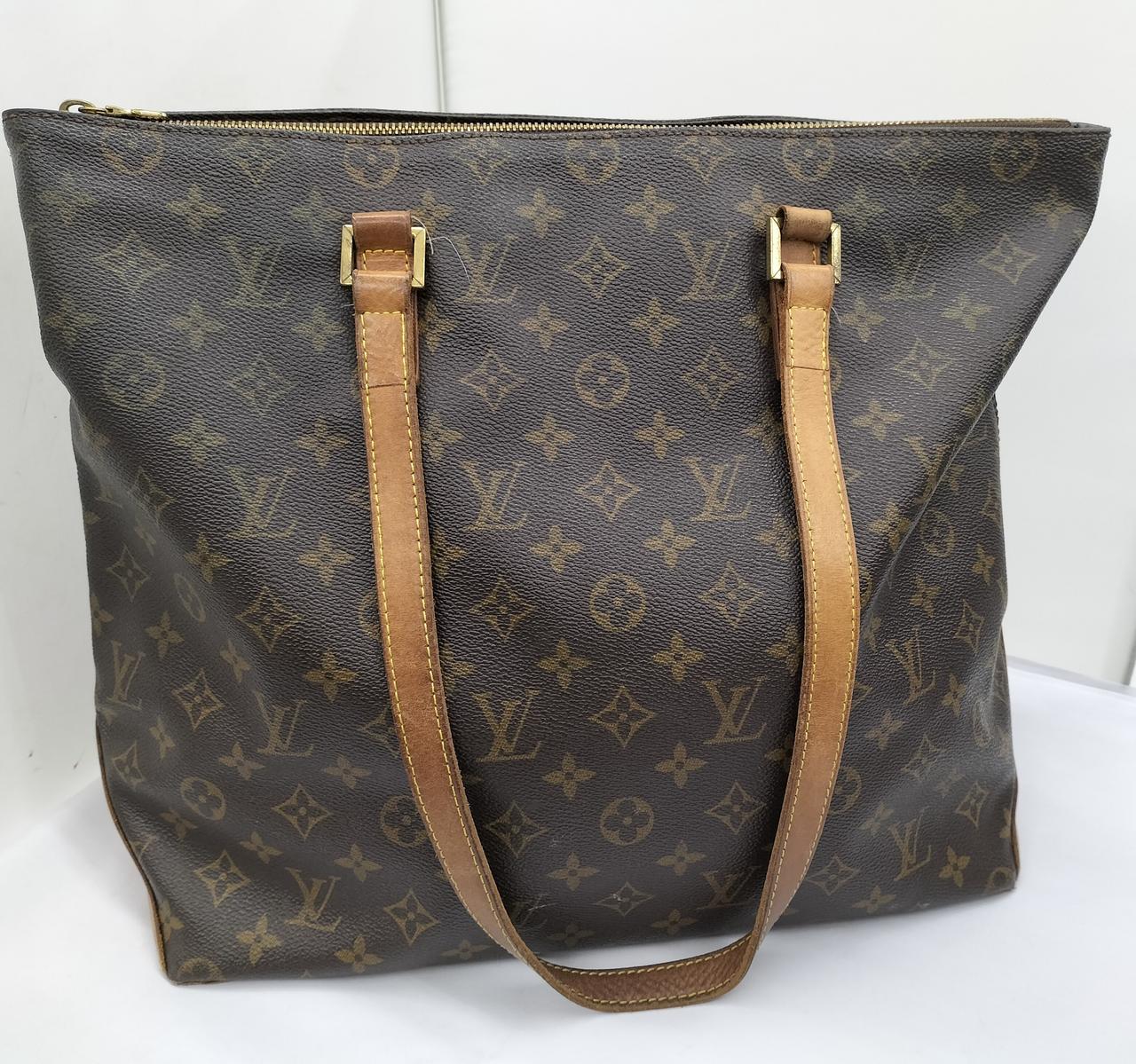 ルイ・ヴィトンの大きなトートバッグです。