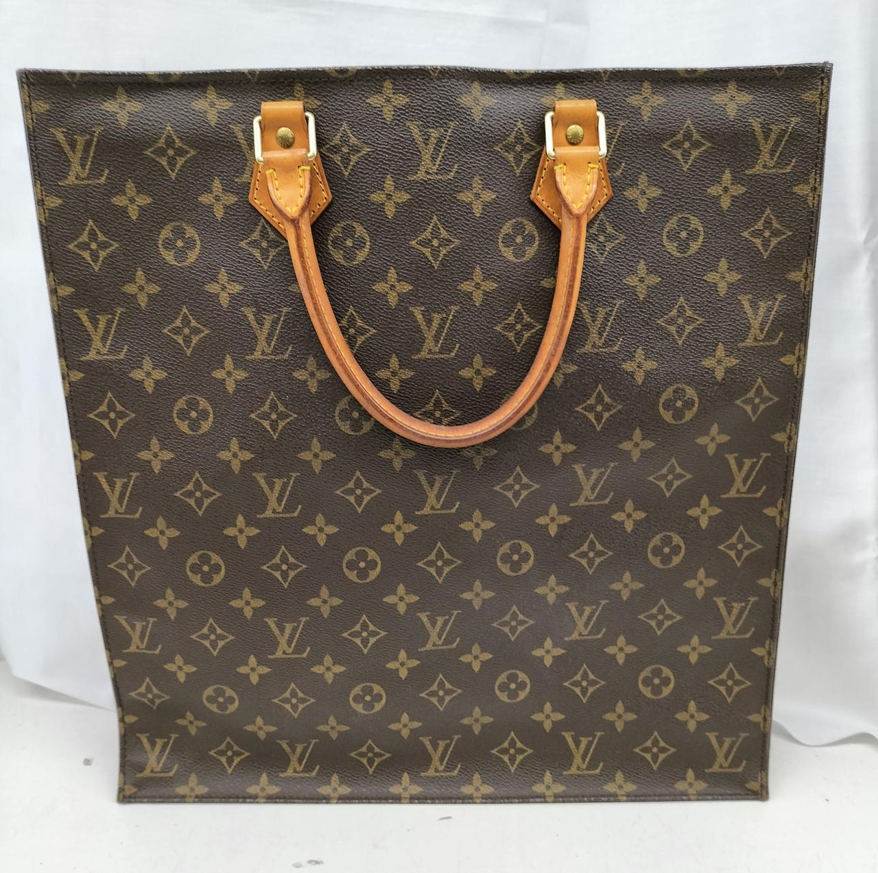 汚れは少しありますがベタツキはありません