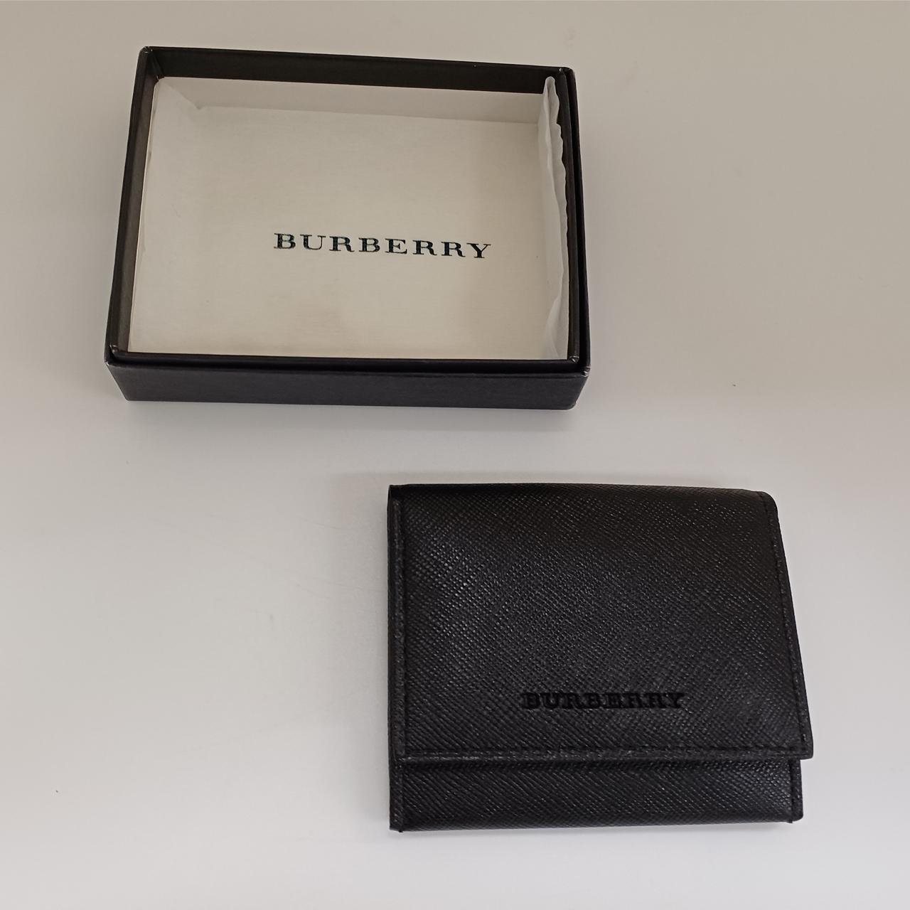 ガラスケースにて販売しております。