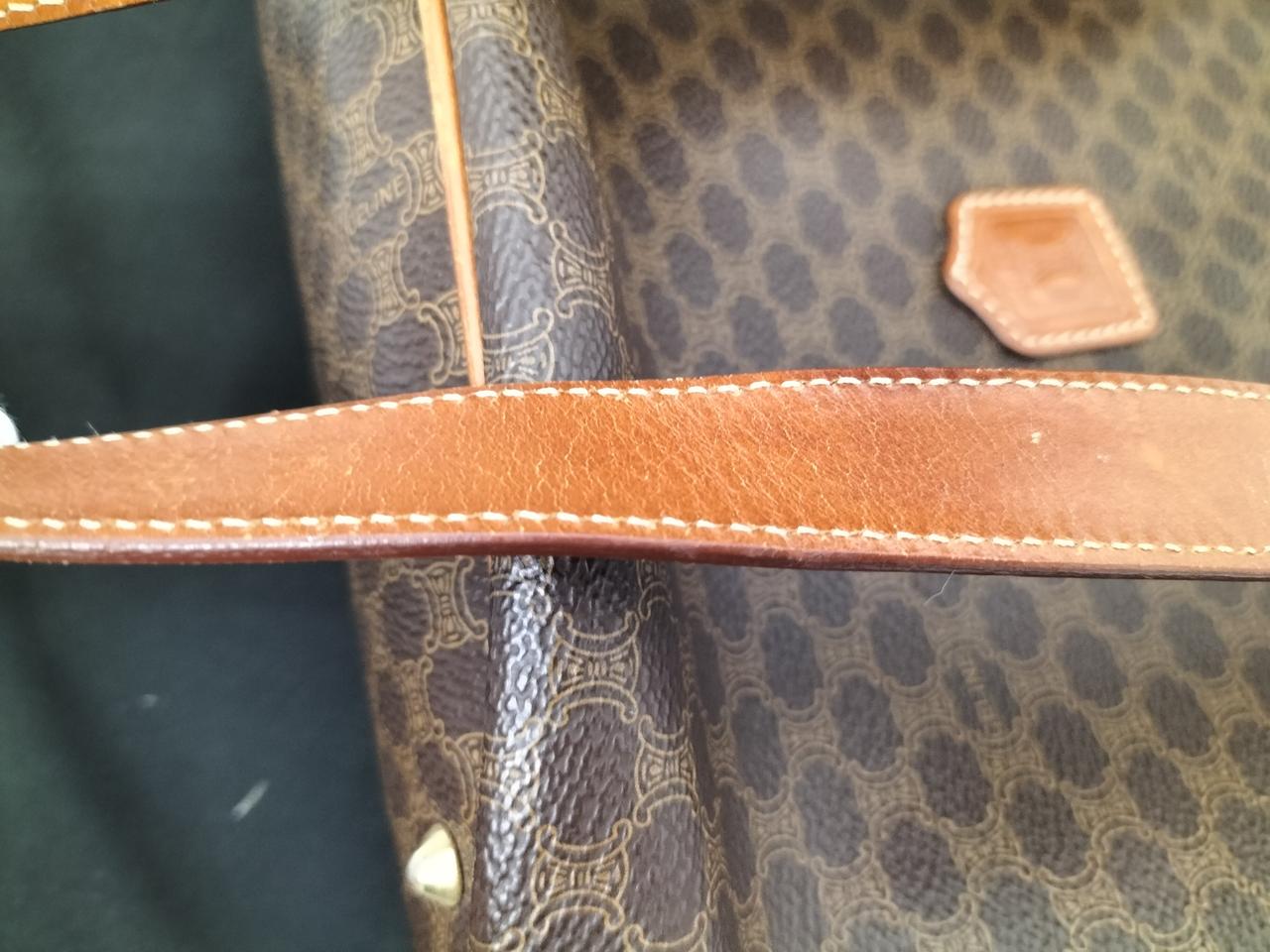 ひび割れ、ヨゴレあり