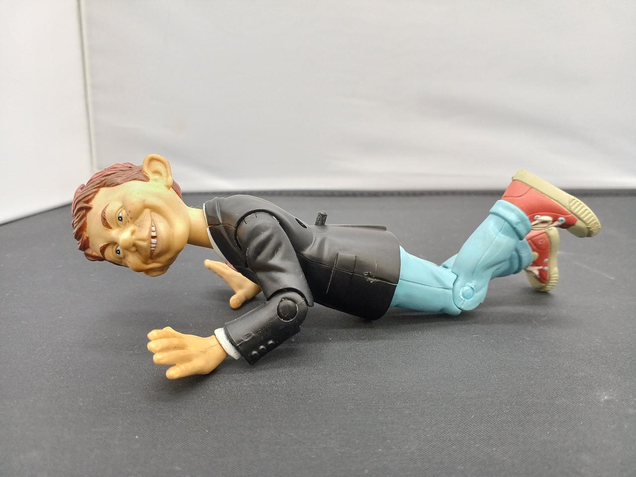 顔は左右に
肘、膝関節は少し曲がります