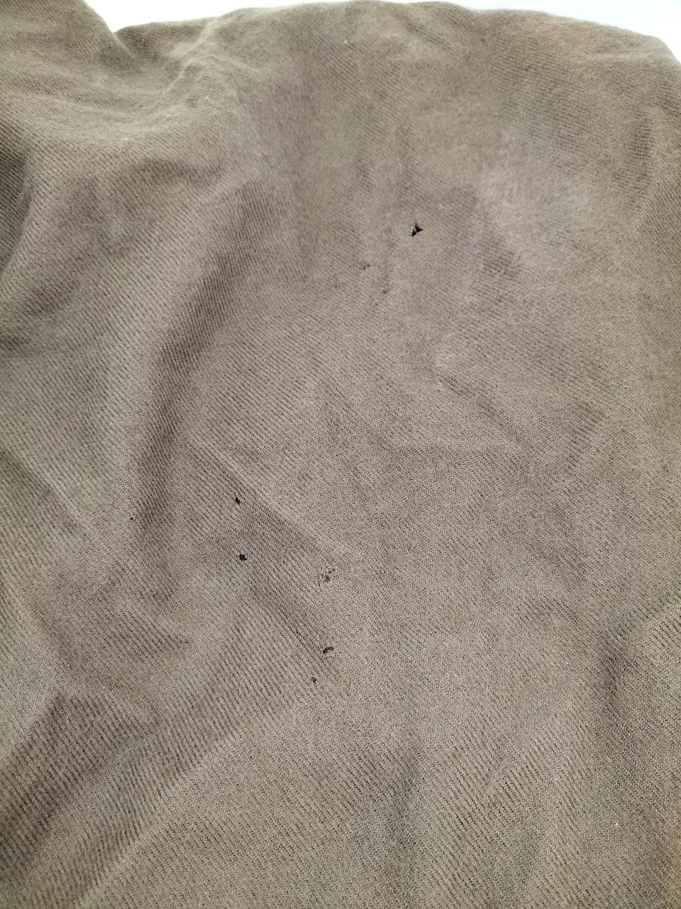 虫食い数カ所あり。
毛羽立ちあり。