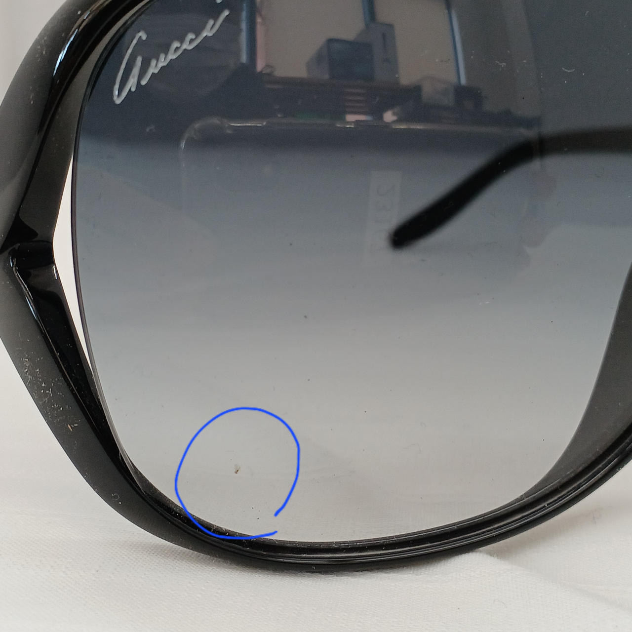 レンズの左下にキズあり