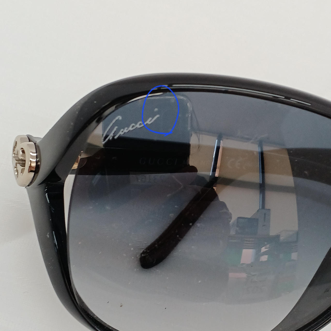 ロゴの上にキズあり