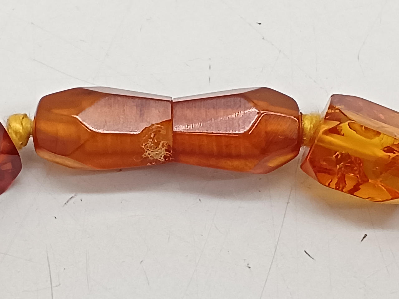 留め具付近に欠けあり