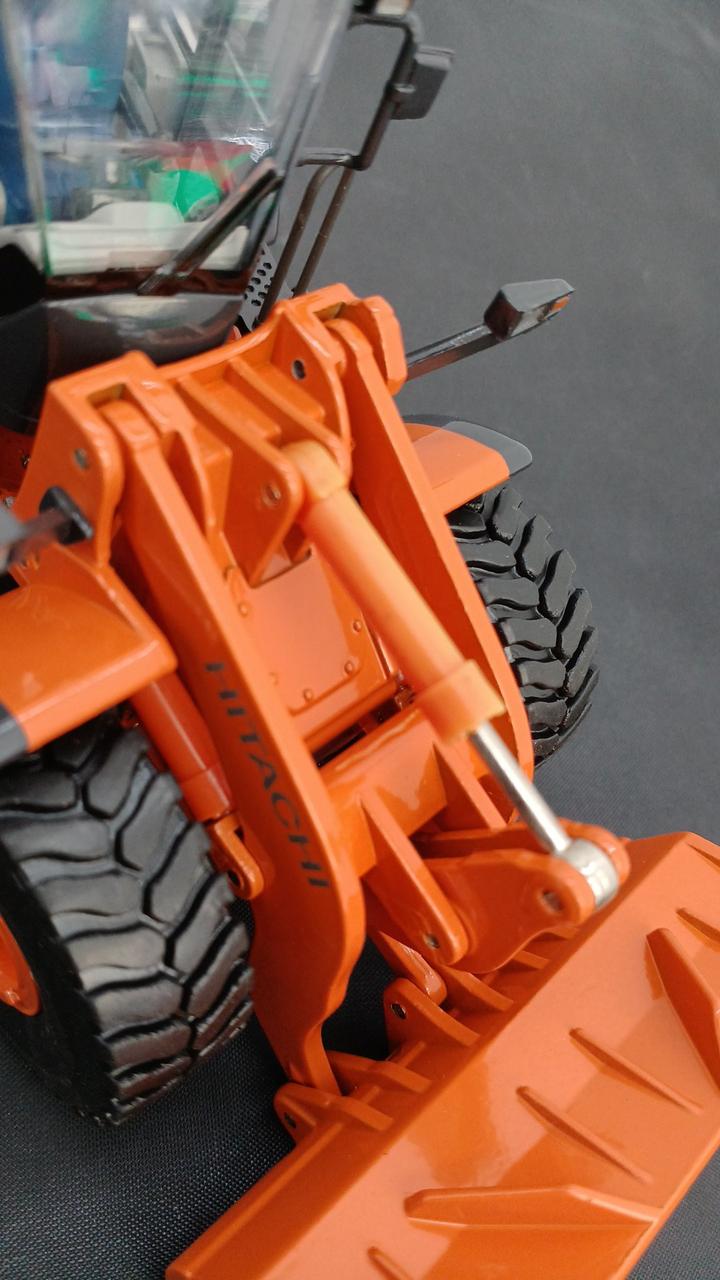 バケットシリンダー部分に変色があります