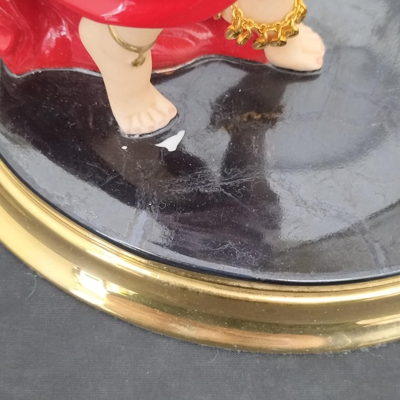 台座欠けあり。