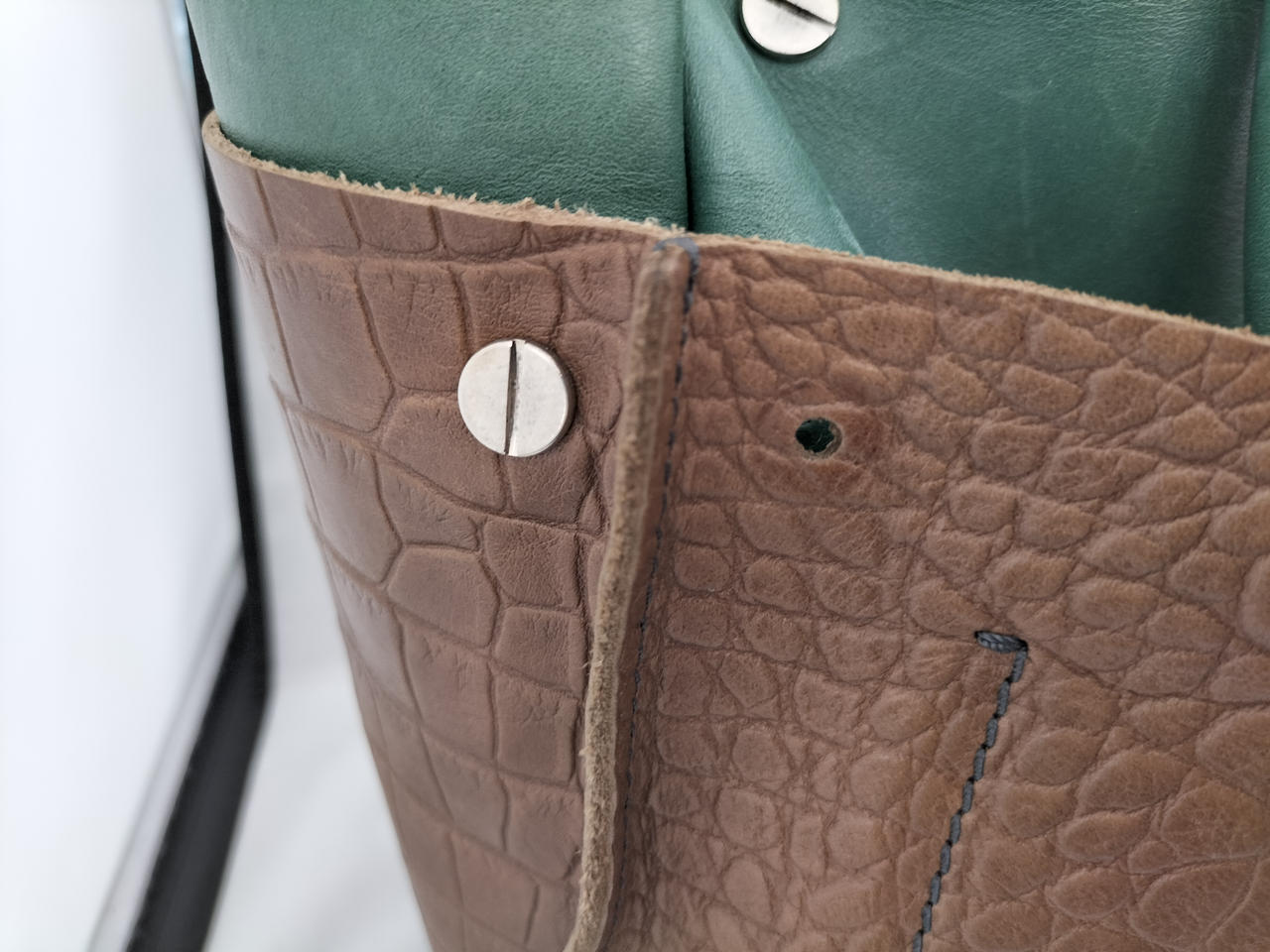 リベット外れてます