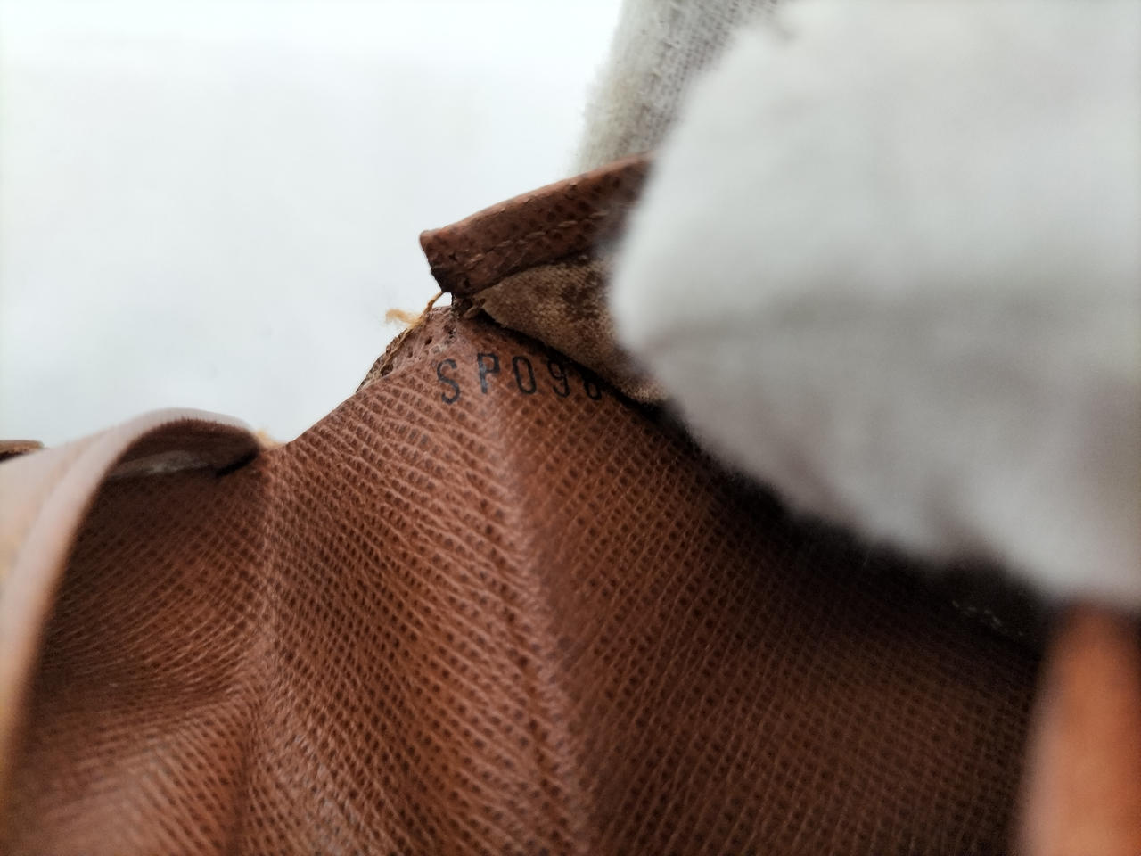 シリアル刻印あり。
糸ほつれあり