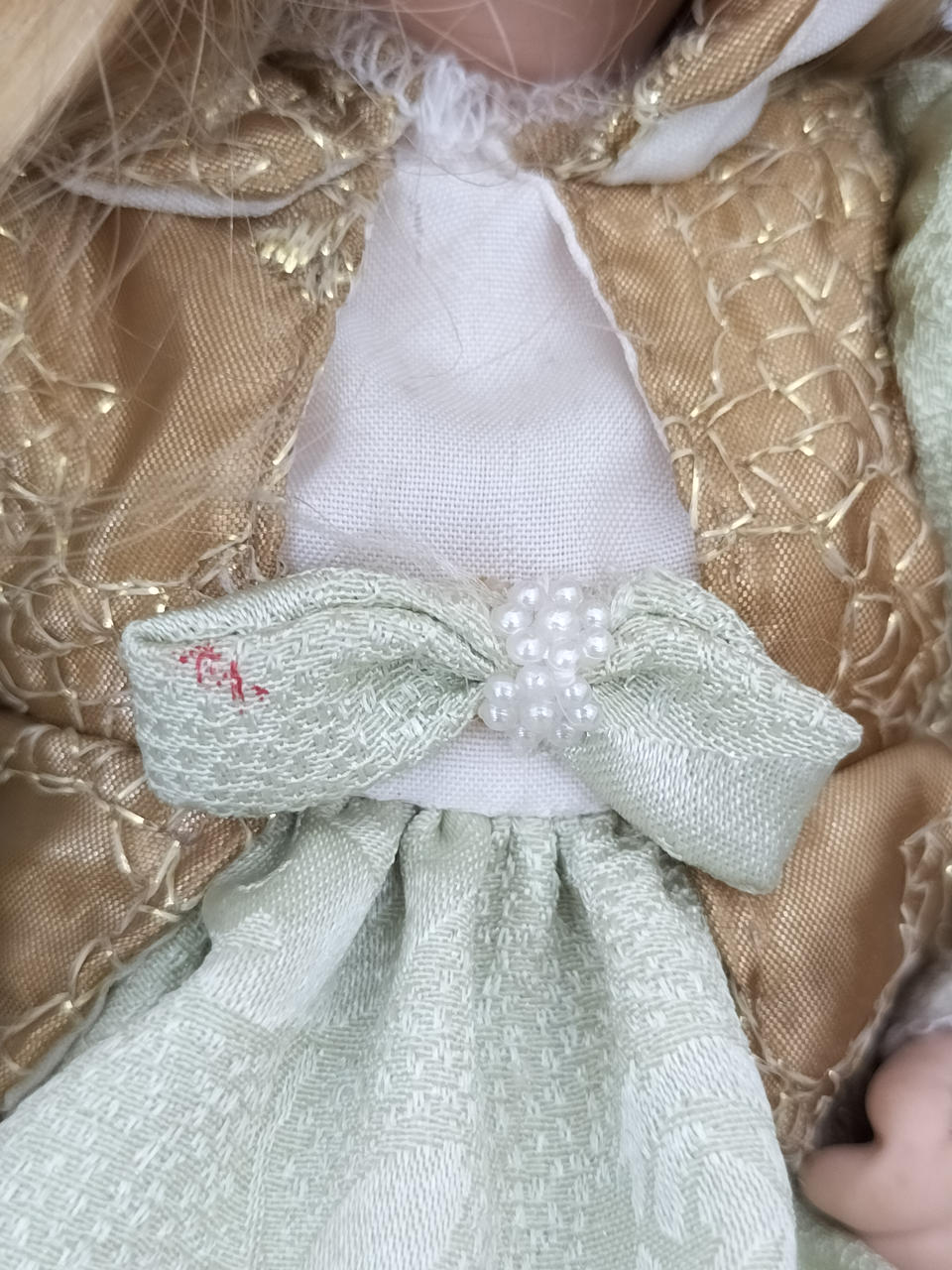 リボンに赤いヨゴレあり