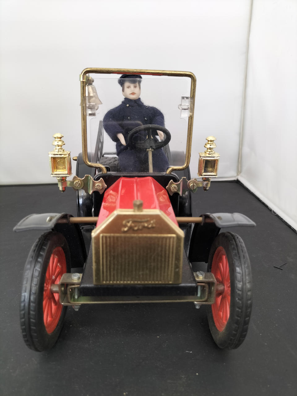 窓はプラ版のような材質です