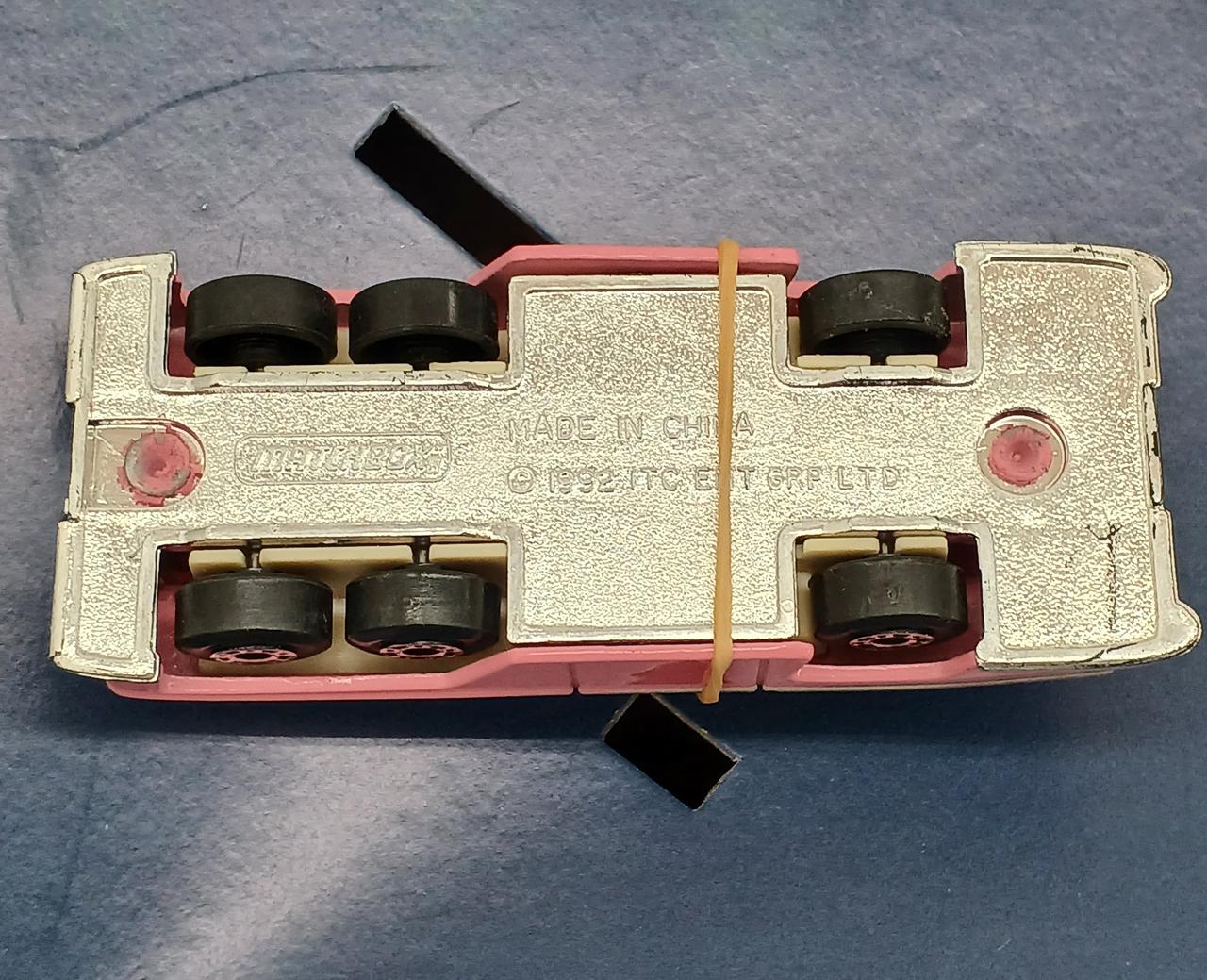 ペネロープ号は台紙から外れています