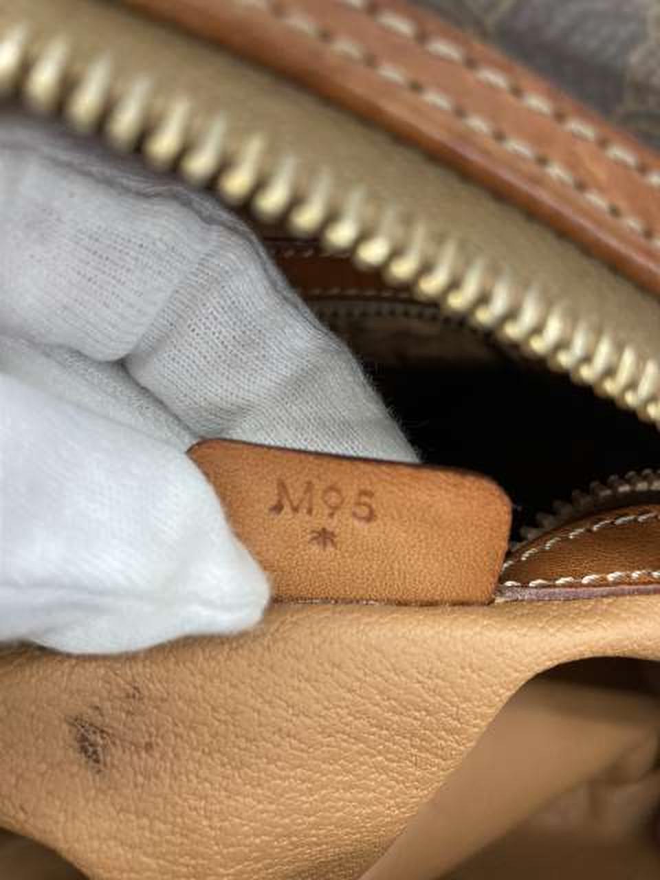 タグ横に汚れあり