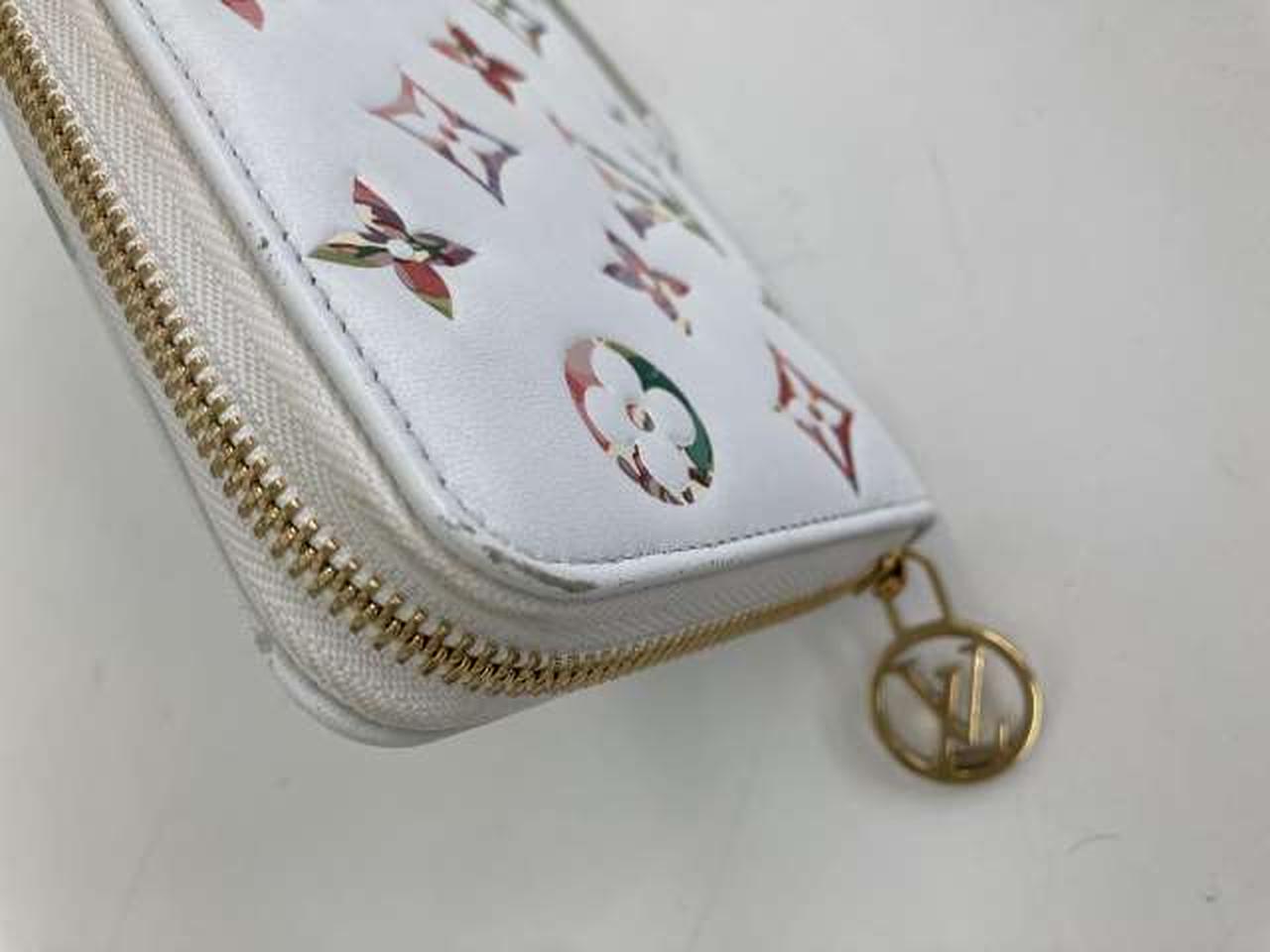 左上側マチにキズあり