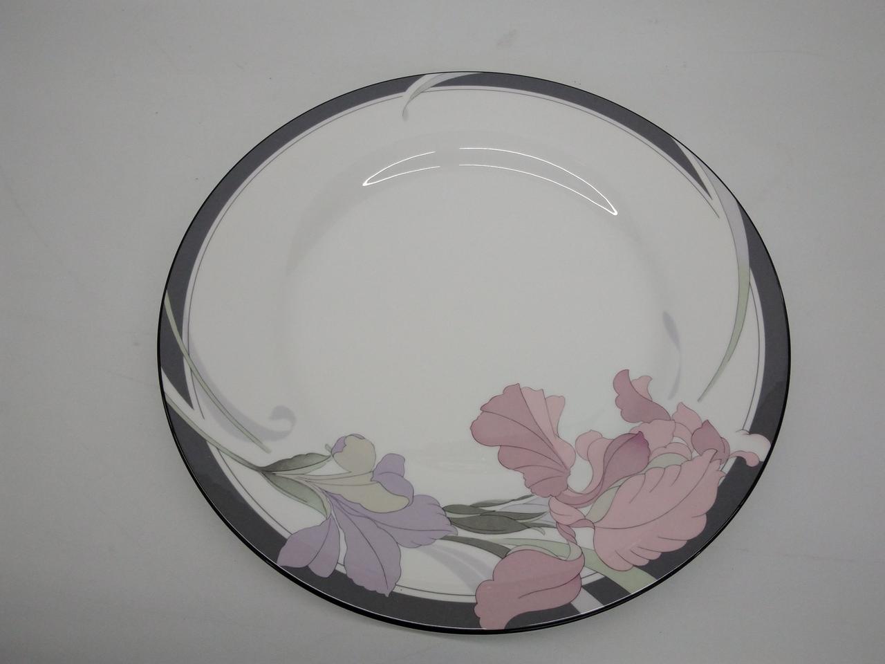 光の加減で見え方に違いあり。