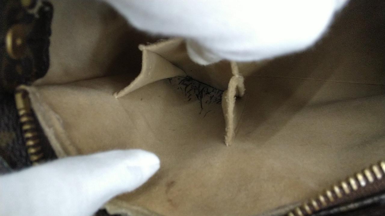 小ポケット内、ペン跡あり