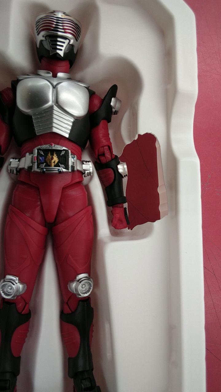 フィギュア入れるケース右側穴空いてます