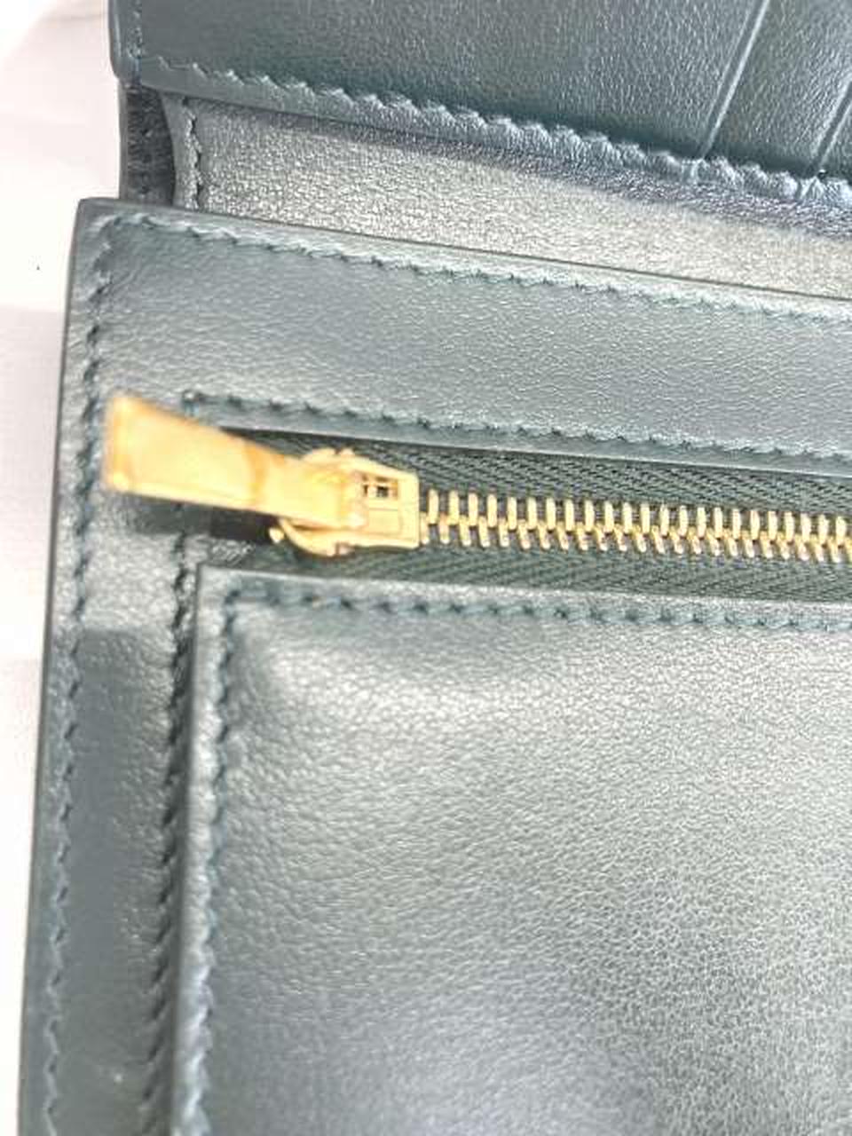 ファスナー持ち手裏側変色あり