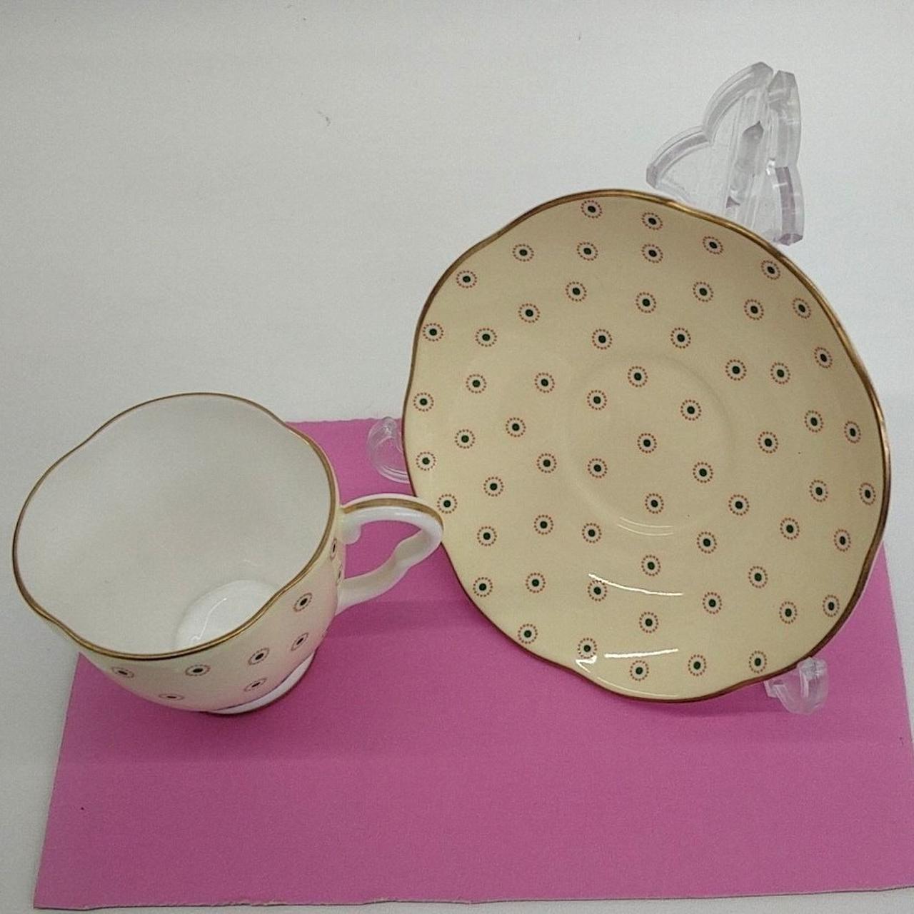 光の加減で見え方に違いあり。