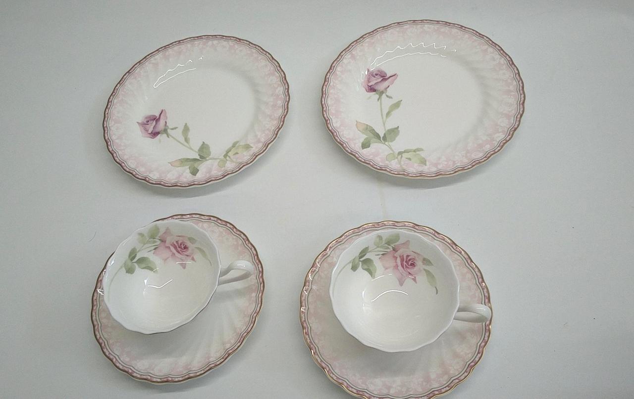 光の加減で見え方に違いあり。