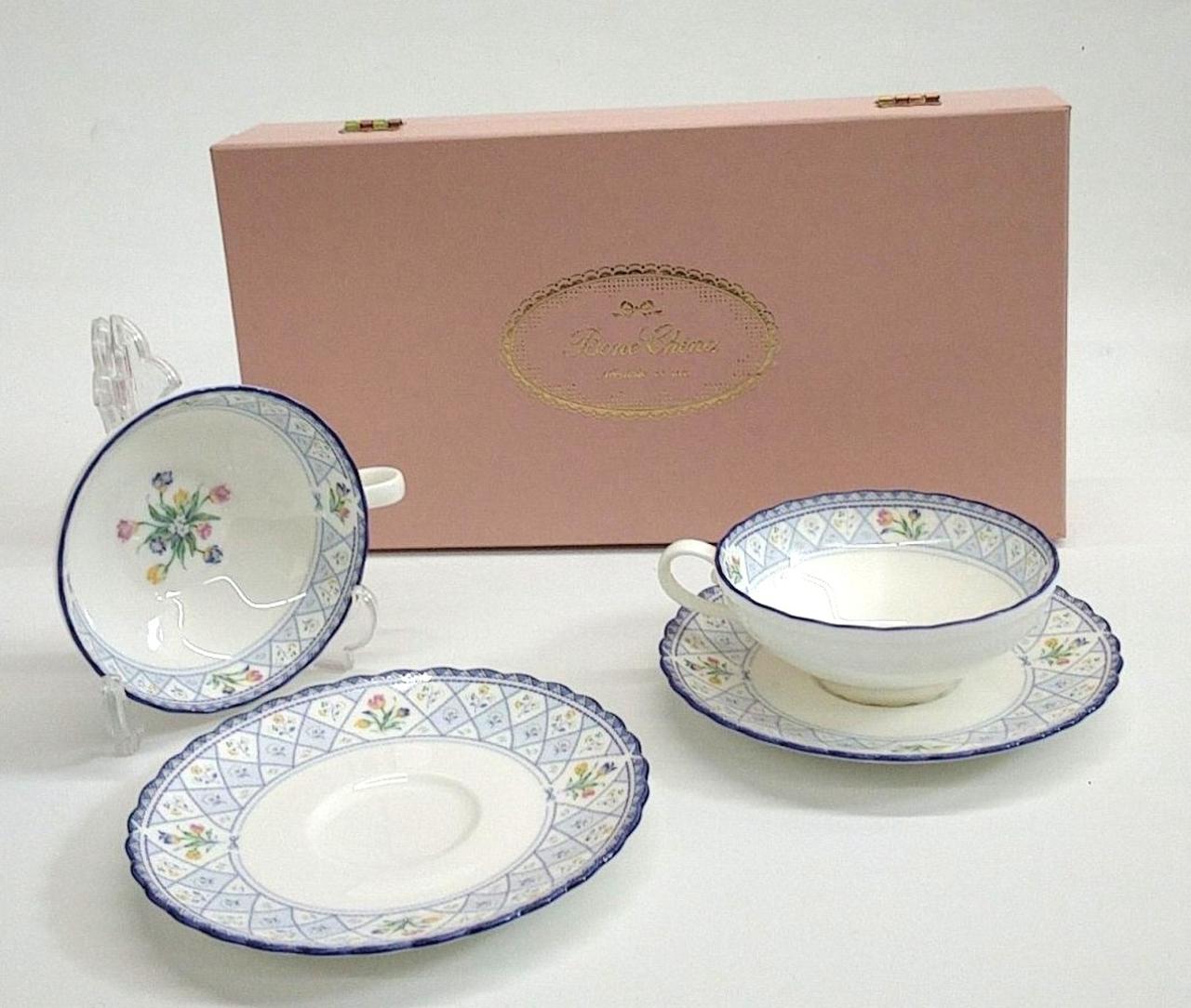 光の加減で見え方に違いあり。