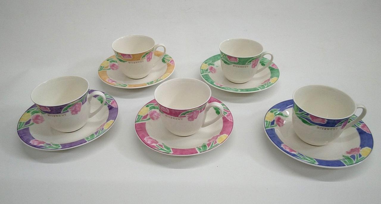 光の加減で見え方に違いあり。