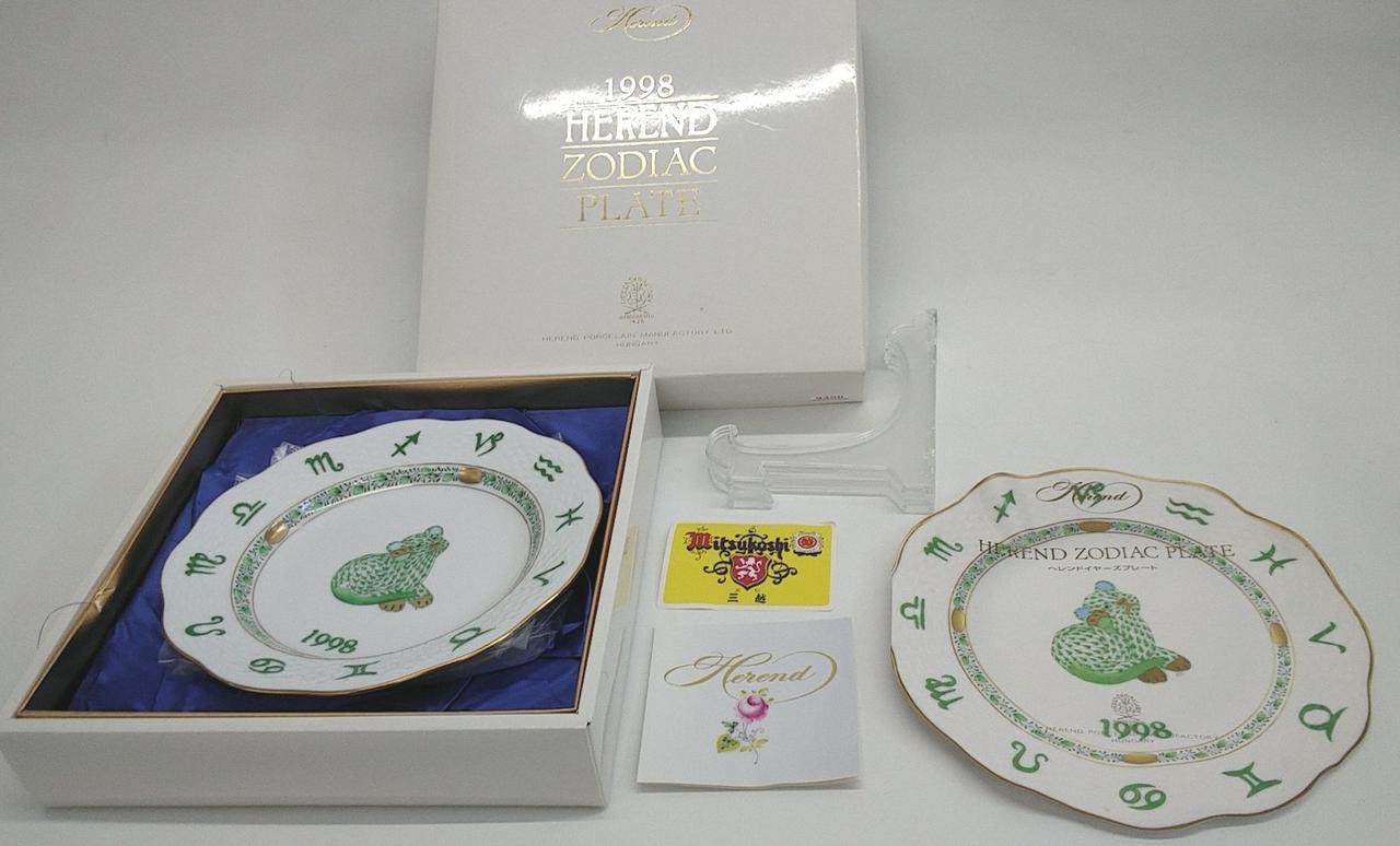 箱の中本物の皿。右は同サイズの説明書。