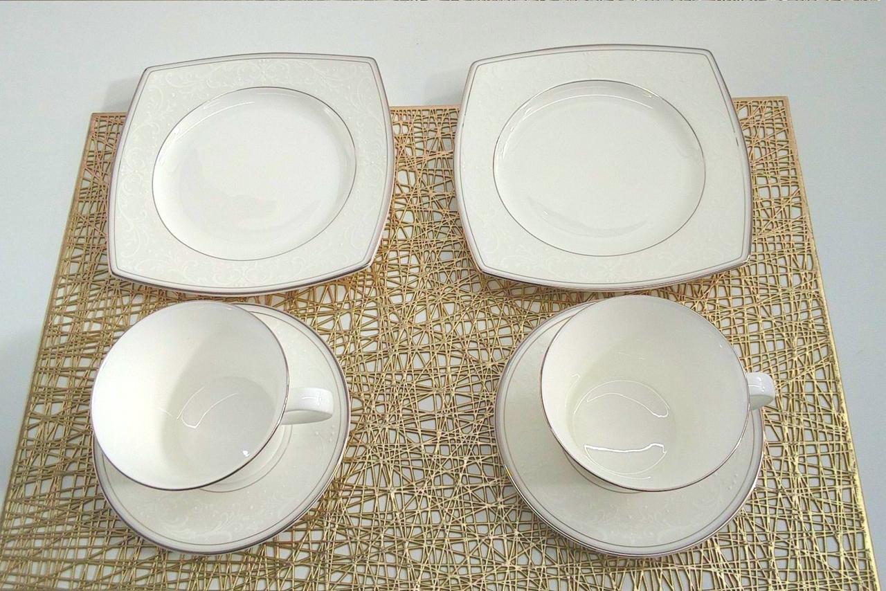 光の加減で見え方に違いあり。