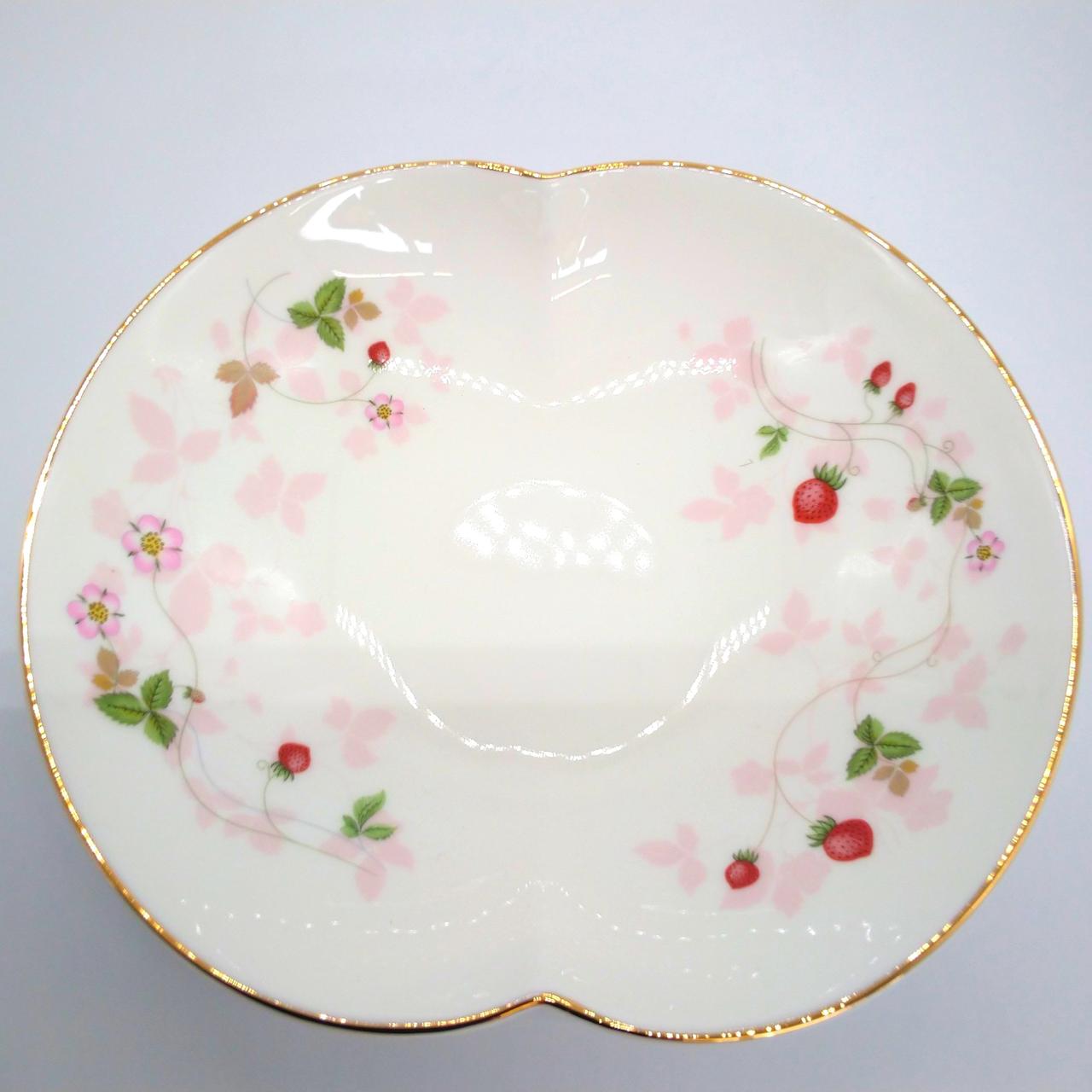 光の加減で見え方に違いあり。